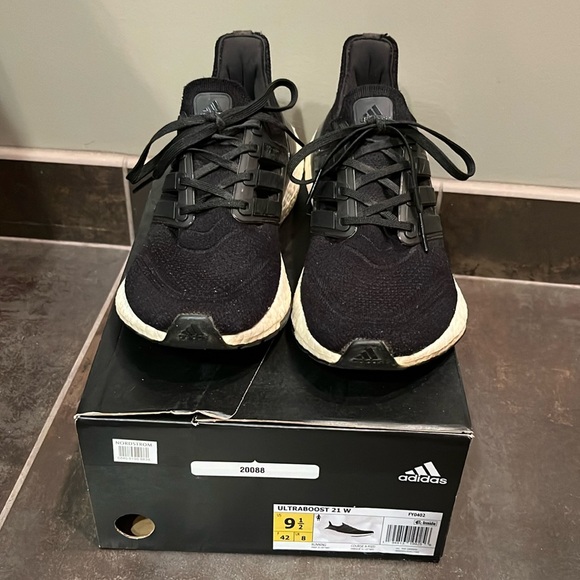 Adidas Ultraboost Women’s Size 9 1/2 in preowned good condition - Picture 1 of 7